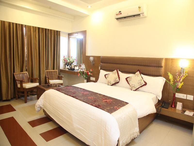 Hotel Poonam Plaza Agra  Buitenkant foto