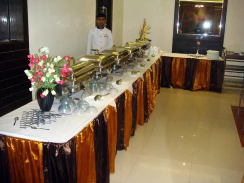 Hotel Poonam Plaza Agra  Buitenkant foto